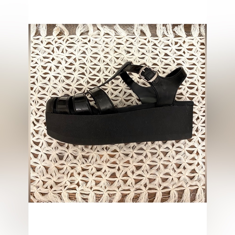 RE-POSHING 90’S CHANEL GUMMIE PLATFORM SANDALS SIZE 38 EXCELLENT USED CONDITION
